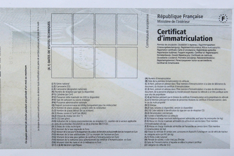 découvrez comment personnaliser votre carte grise facilement et rapidement. suivez nos conseils pour adapter votre document d'immatriculation selon vos envies tout en respectant la législation en vigueur.